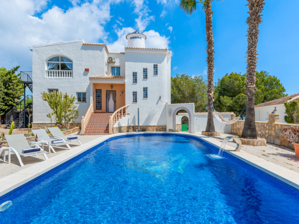 Villa for sale in Pinar de Campoverde